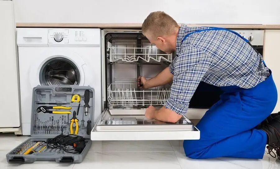 Adapazarı Amana servisi teknisyen ekibi beyaz eşya tamiri yaparken